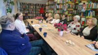Spotkanie Saloniku Literackiego w czytelni biblioteki w Ciechocinku