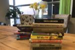 Książki leżące na stole w czytelni biblioteki w Ciechocinku