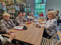 Spotkanie Saloniku Literackiego w czytelni biblioteki w Ciechocinku